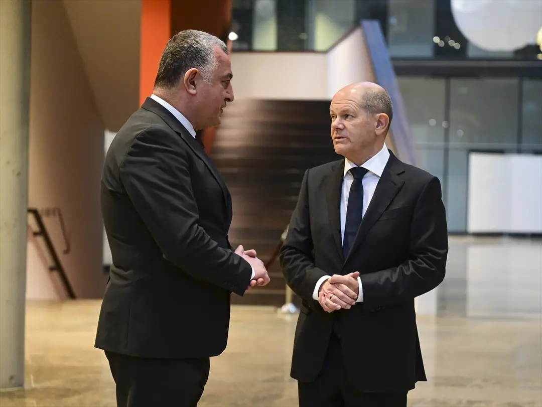 Almanya Başbakanı Olaf Scholz Berlin Büyükelçiliği'nde taziye defterini imzaladı