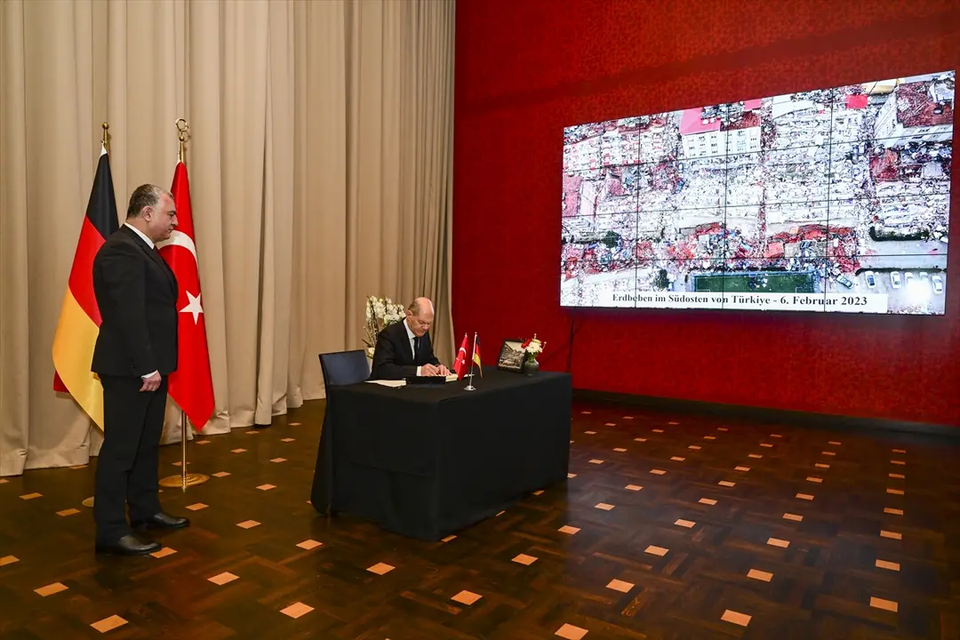 Almanya Başbakanı Olaf Scholz Berlin Büyükelçiliği'nde taziye defterini imzaladı