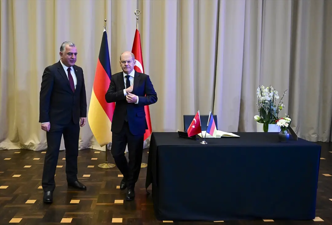 Almanya Başbakanı Olaf Scholz Berlin Büyükelçiliği'nde taziye defterini imzaladı