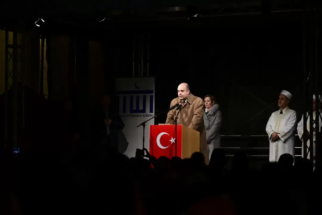 Berlin'de kent meydanında Türkiye için dua edildi