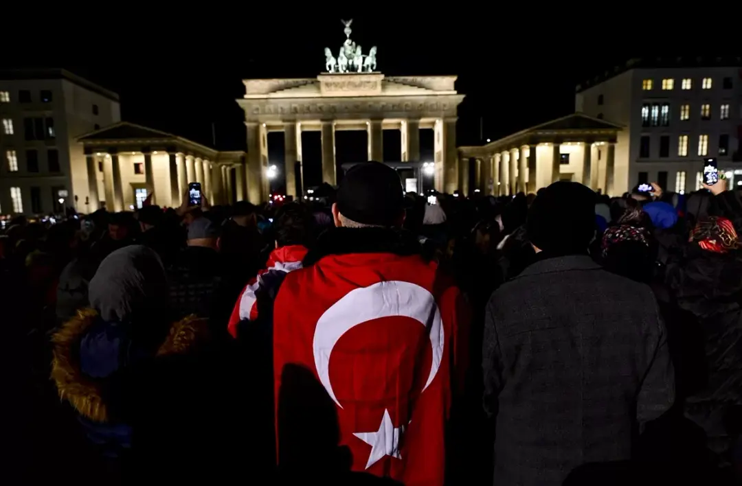 Berlin'de kent meydanında Türkiye için dua edildi