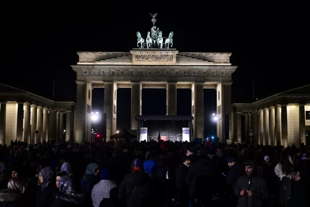 Berlin'de kent meydanında Türkiye için dua edildi