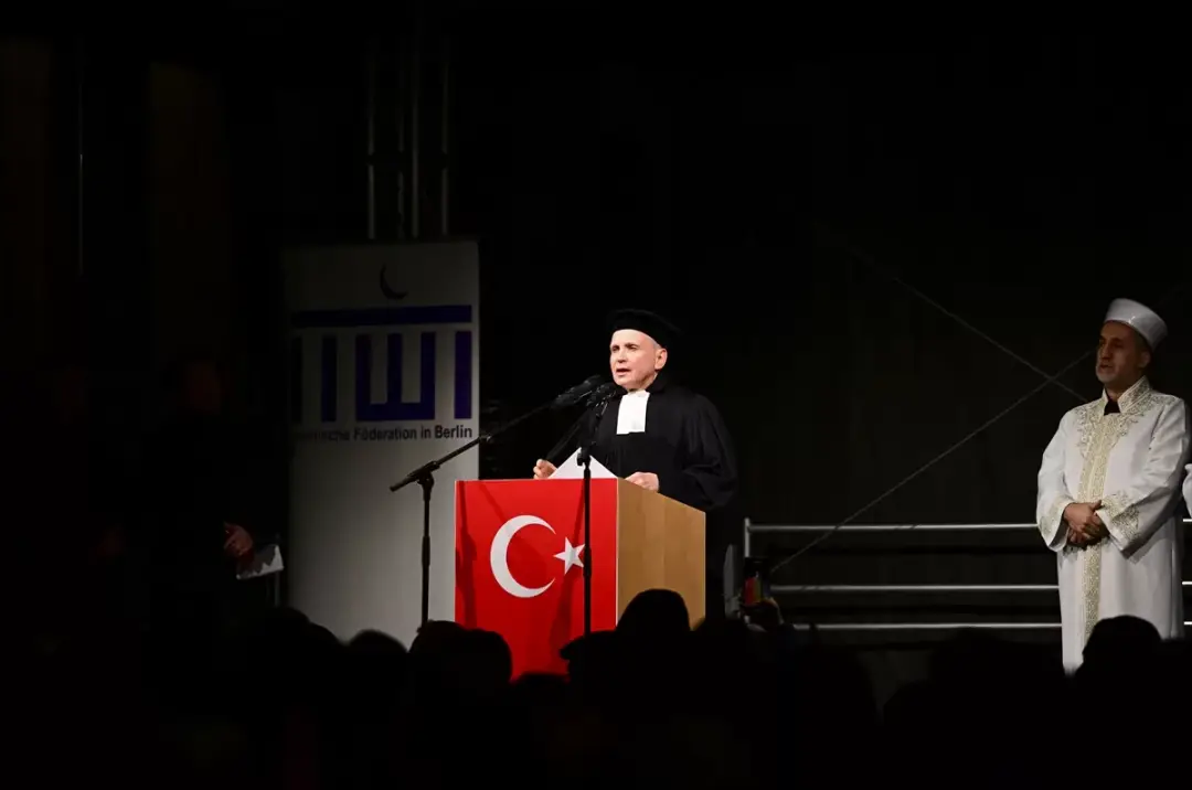 Berlin'de kent meydanında Türkiye için dua edildi