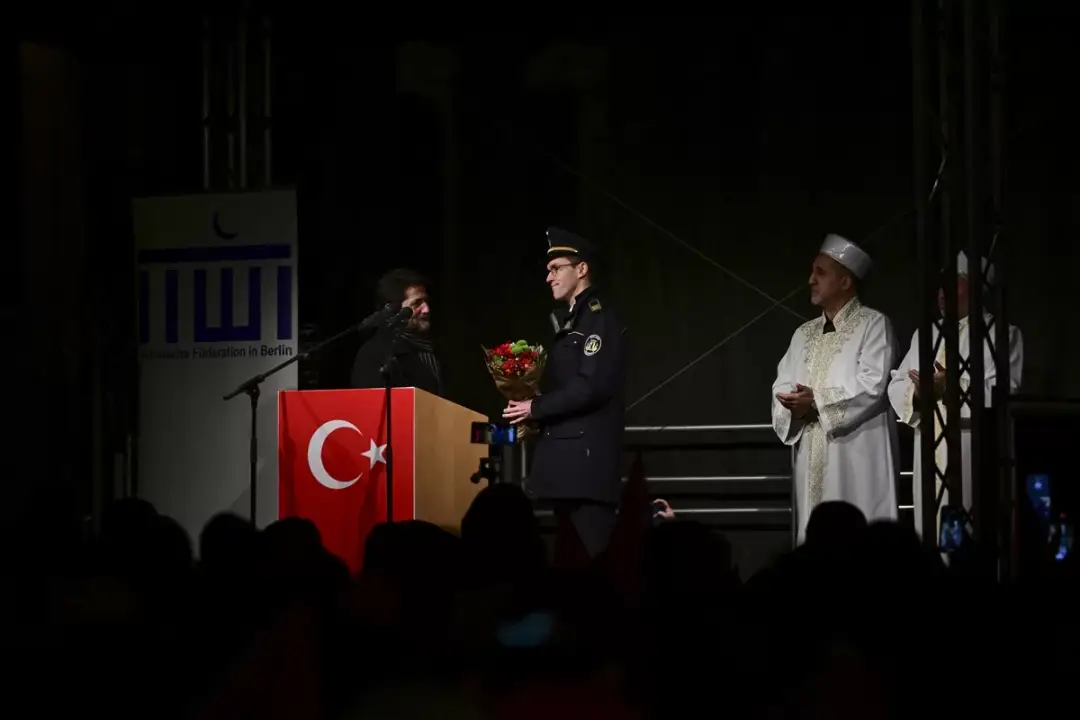 Berlin'de kent meydanında Türkiye için dua edildi