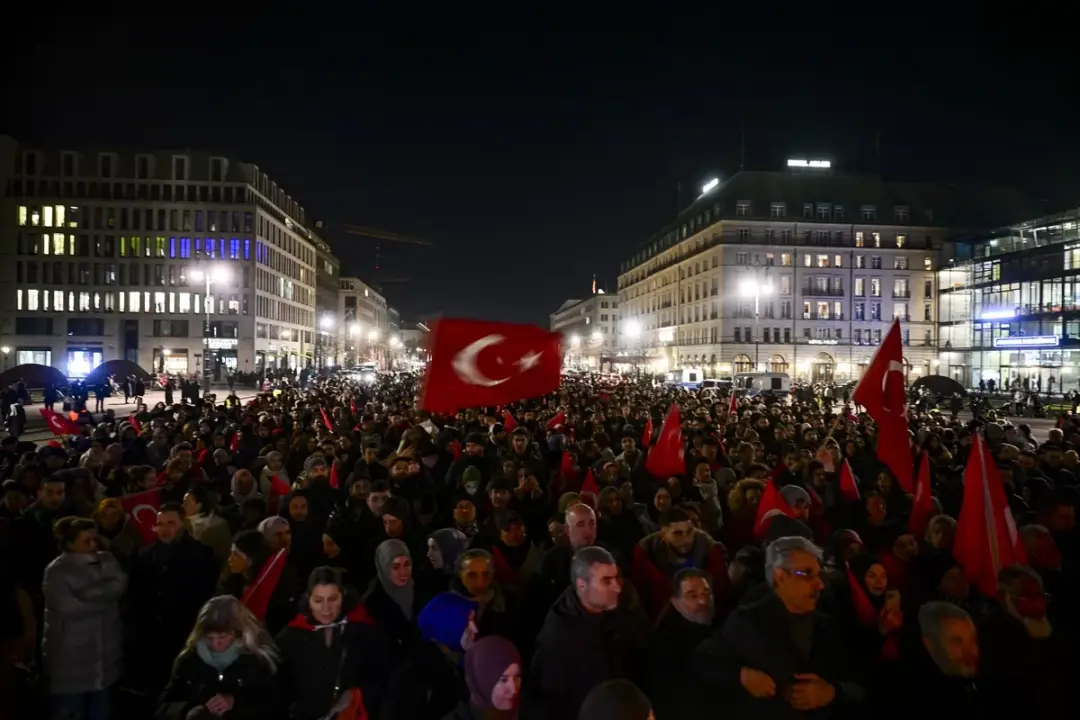 Berlin'de kent meydanında Türkiye için dua edildi