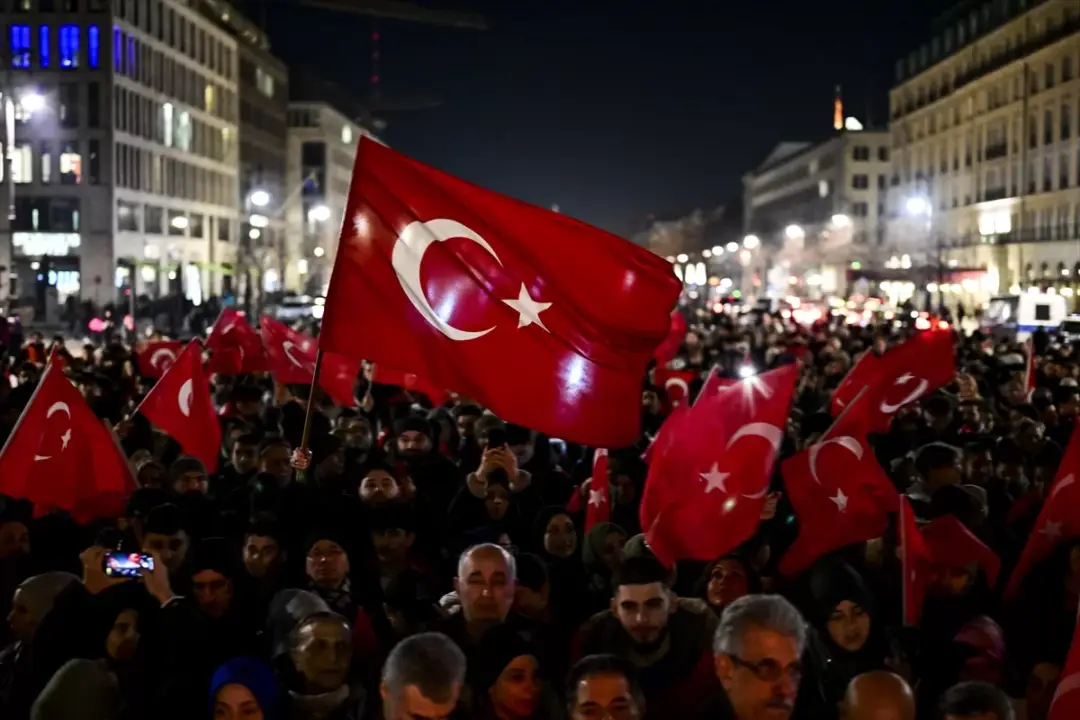 Berlin'de kent meydanında Türkiye için dua edildi