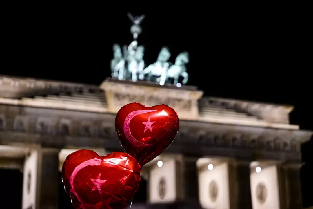 Berlin'de kent meydanında Türkiye için dua edildi