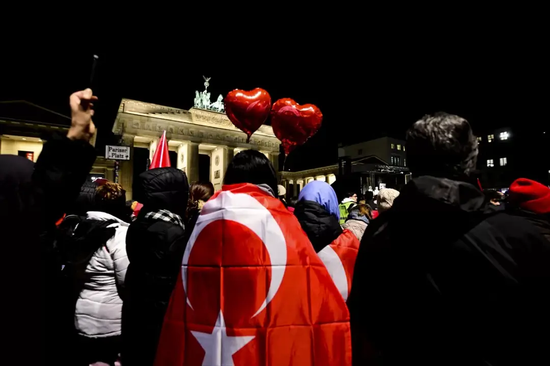 Berlin'de kent meydanında Türkiye için dua edildi