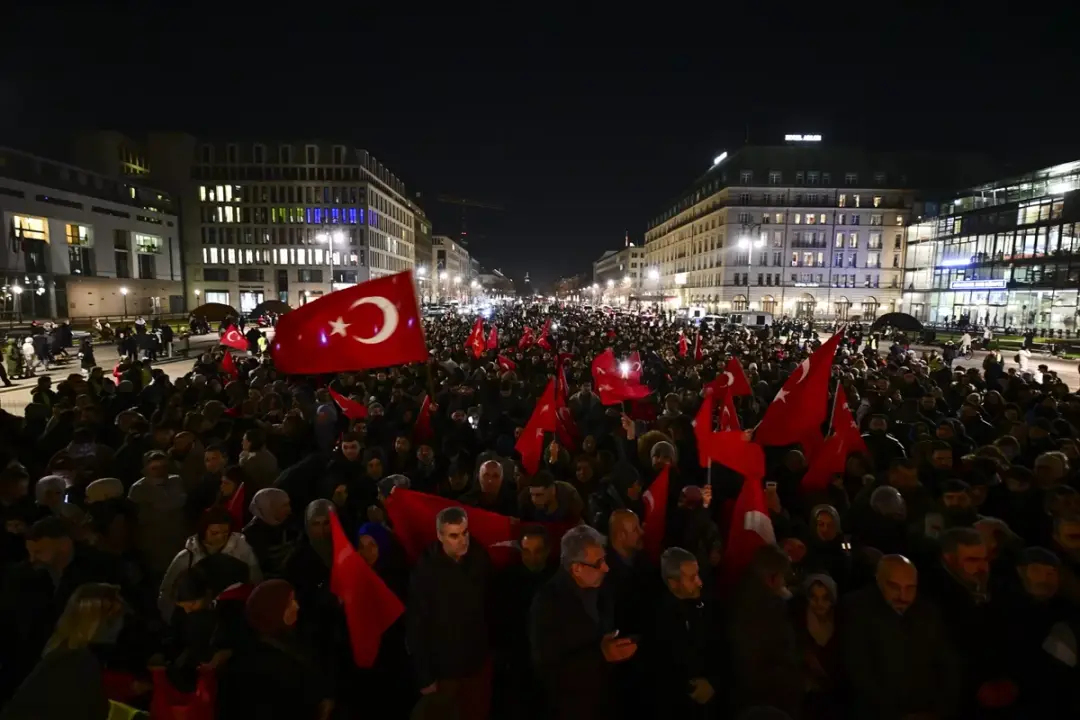 Berlin'de kent meydanında Türkiye için dua edildi