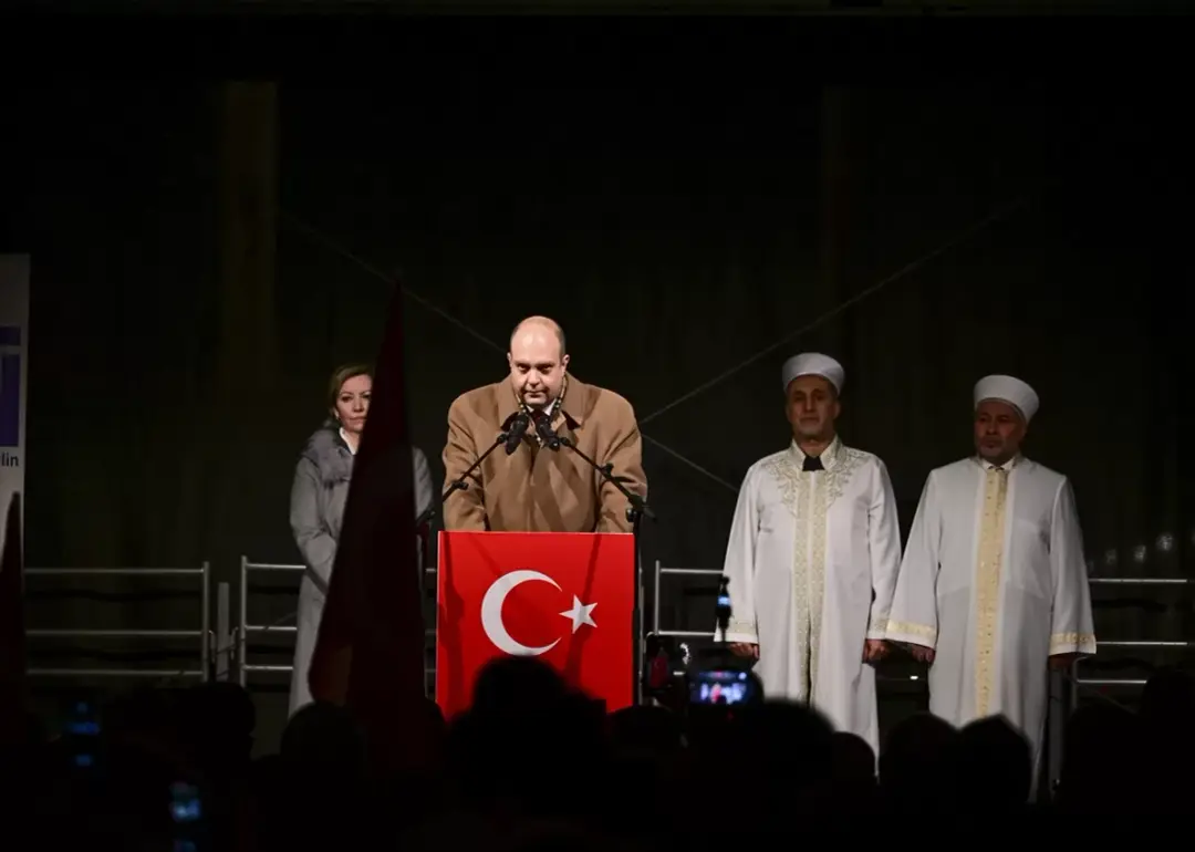 Berlin'de kent meydanında Türkiye için dua edildi