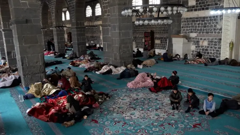 Suriyeli Depremzede Mülteciler Camiye Sığındı