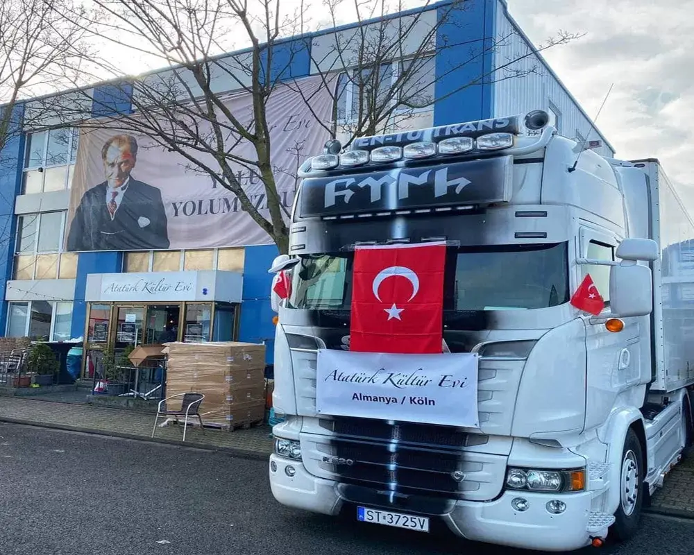 Köln Atatürk Kültür Evi’nden yardımlar Türkiye’ye yola çıktı