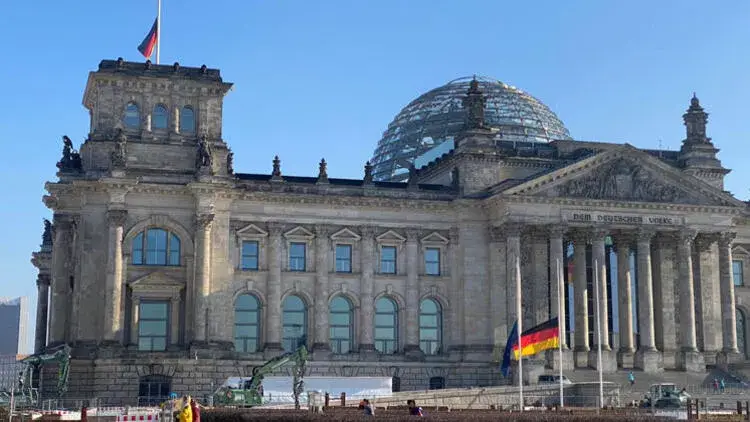 Berlin eyaleti, depremzedelerle dayanışma için bayrakları yarıya indirdi