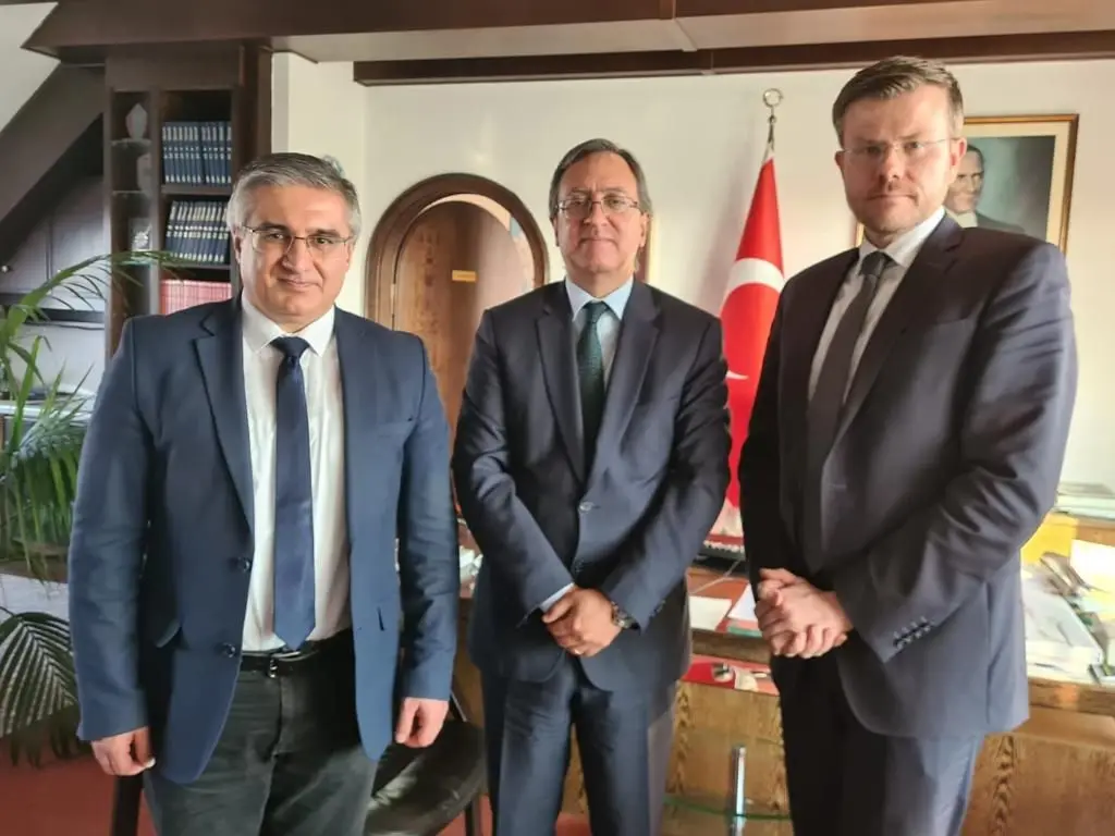 Nürnberg Belediye Başkanı König, taziye defterini imzaladı