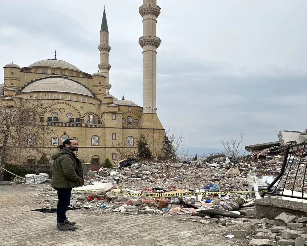 Müzikle depremini yaralarını sarıyor