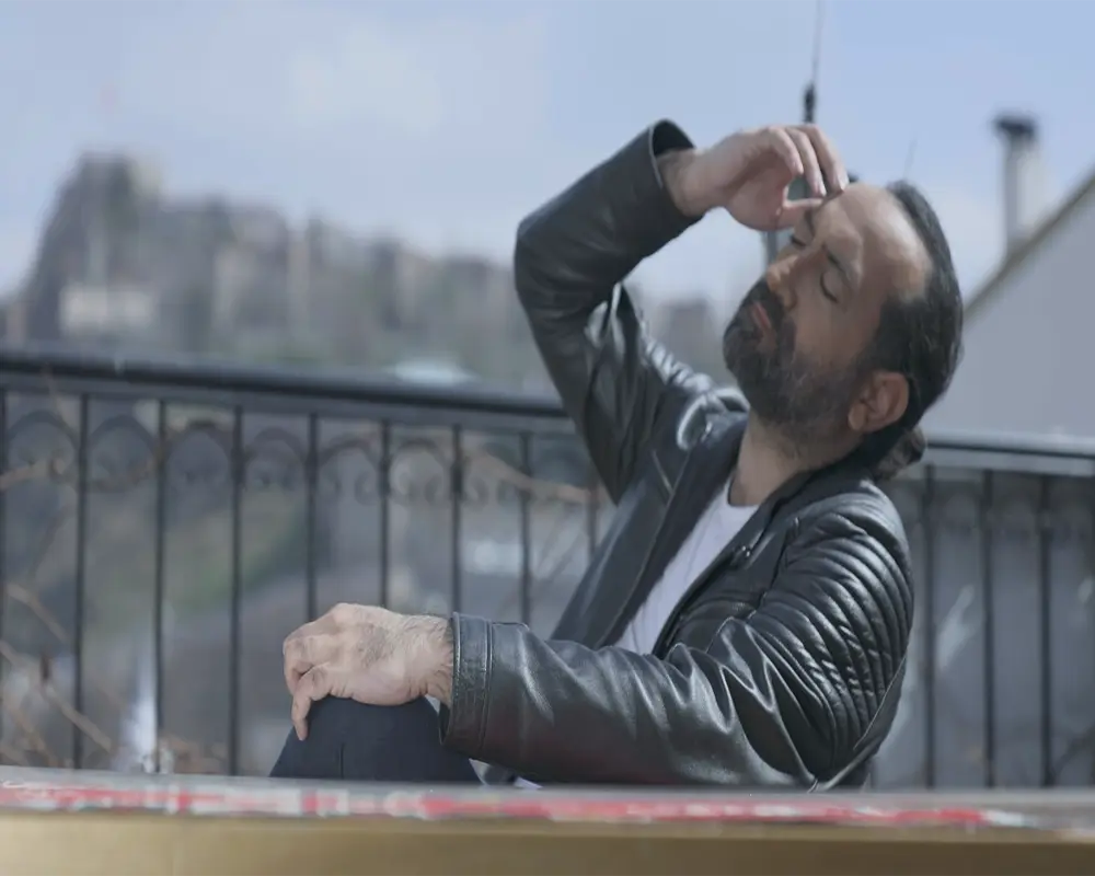 Müzikle depremini yaralarını sarıyor