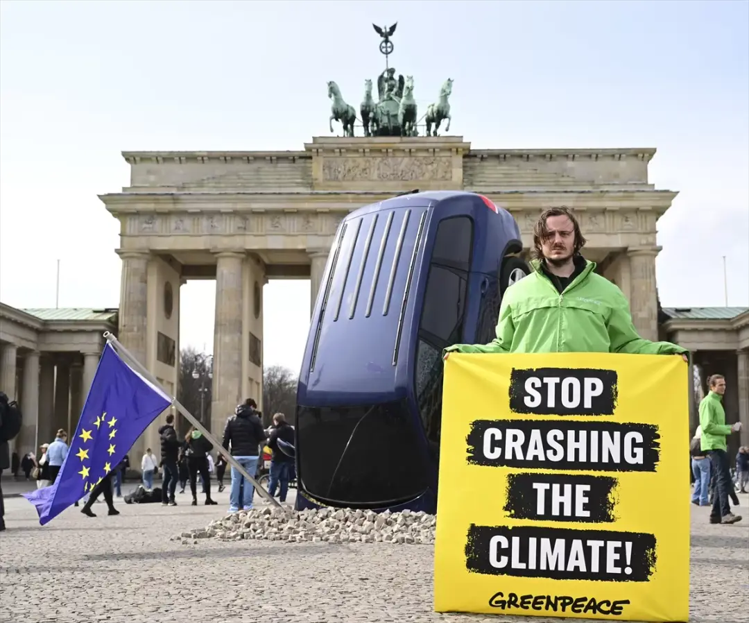 Greenpeace, Alman hükümetinin ulaşım politikasını protesto etti