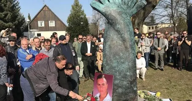 Berlin`de Türk genci için dikilen anıta aşırı sağcı saldırı