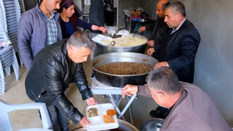 Depremzede Aile “Kırk Lokması”yla Kayıplarını Andı