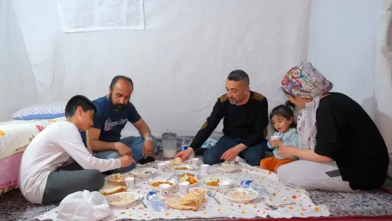 Depremzedeler İftar Sofrasını Çadırda Kurdu
