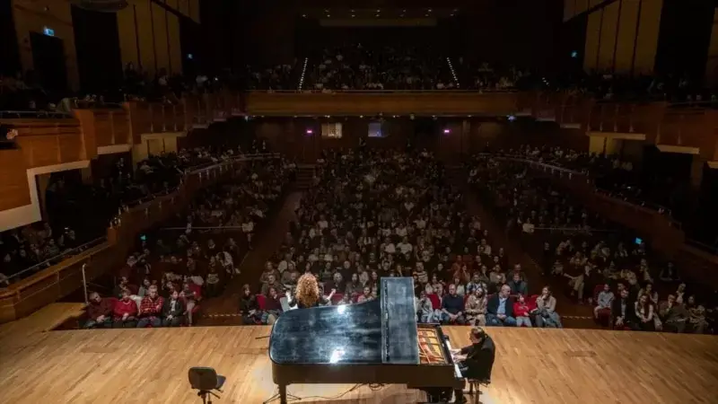 Fransa’da Depremzedeler İçin Dev Konser