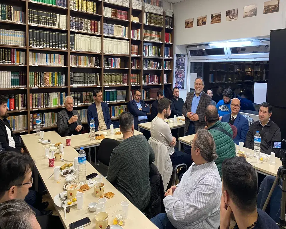 Neukölln Belediye Başkanı ile Türk Eğitim Derneği'nde İftar