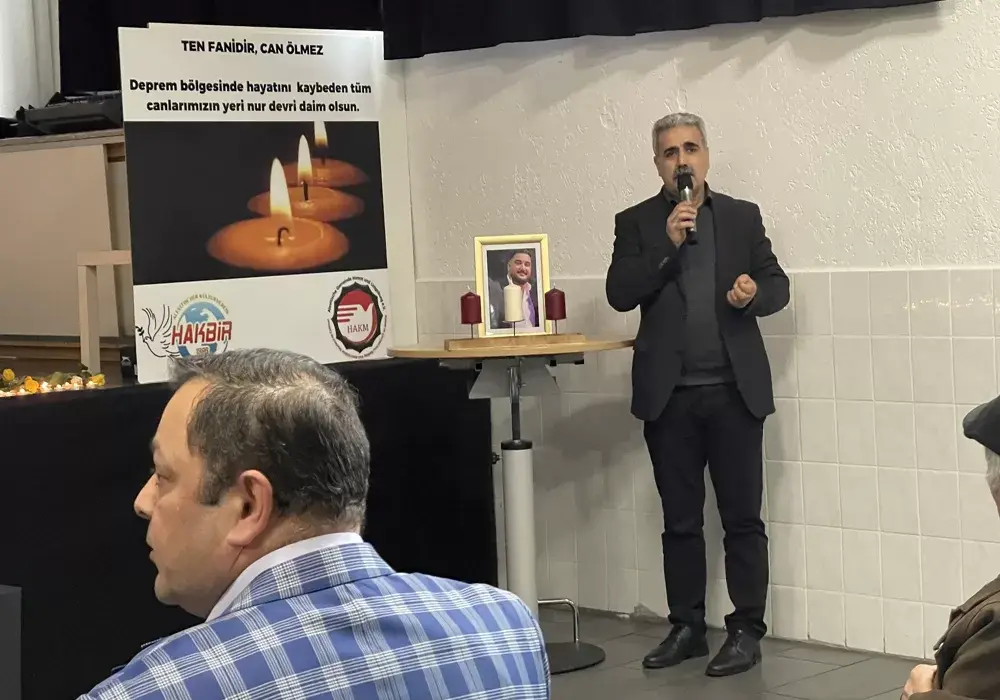 Depremde ölenler için dua edildi, mumlar yakıldı