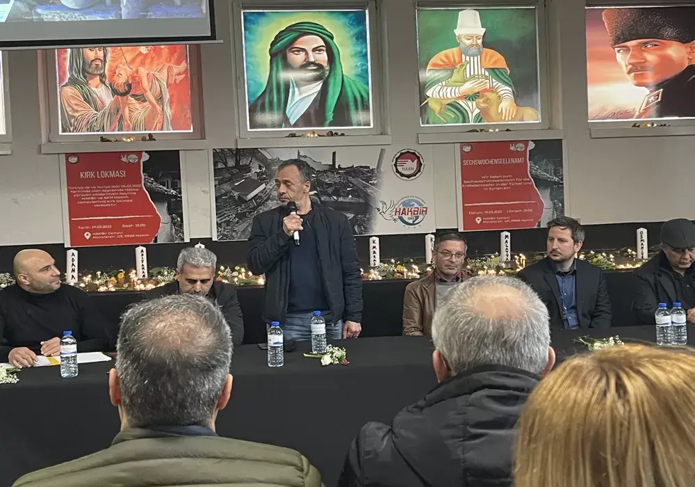 Depremde ölenler için dua edildi, mumlar yakıldı