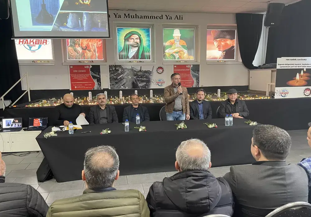 Depremde ölenler için dua edildi, mumlar yakıldı