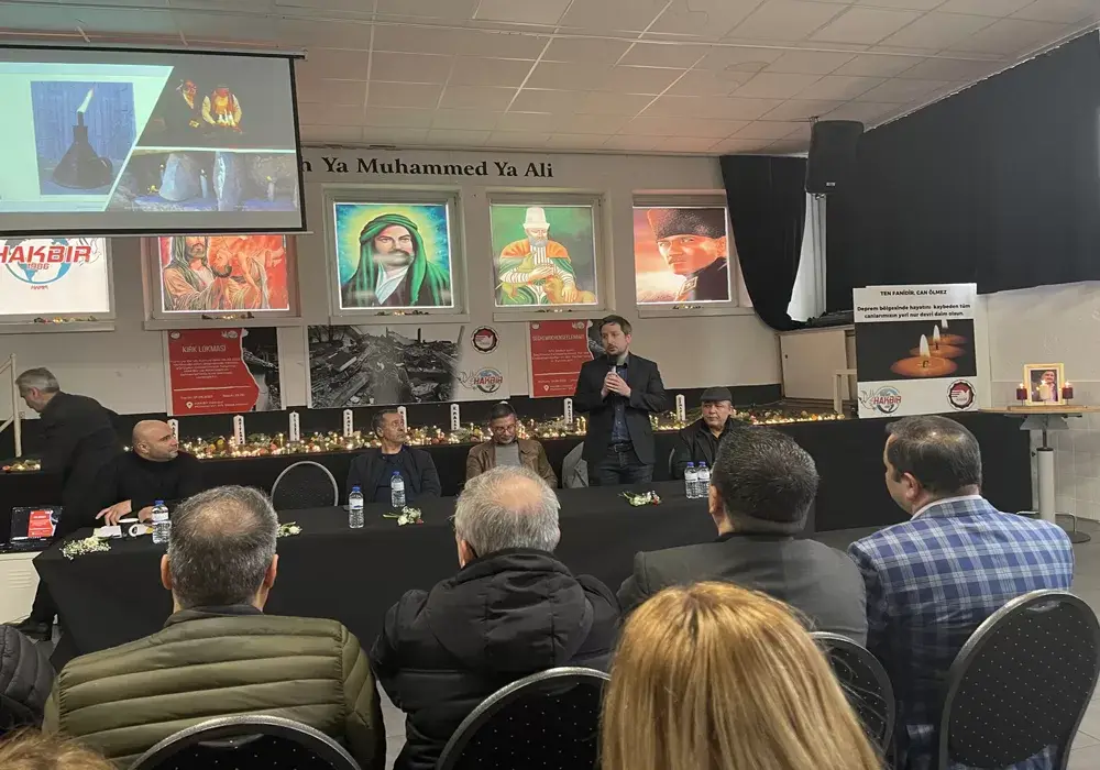 Depremde ölenler için dua edildi, mumlar yakıldı