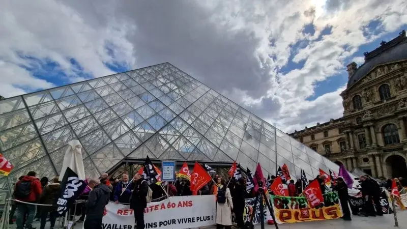 Louvre Müzesi Kapandı: "Mona Lisa Grevde"