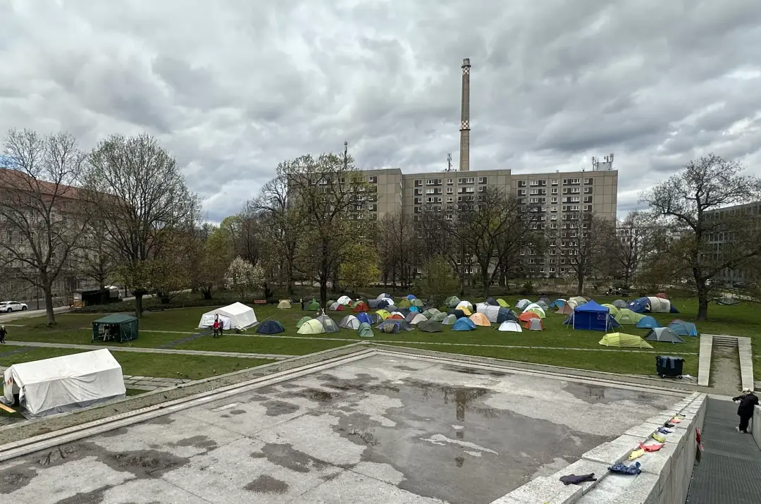 Çevreciler Berlin'in merkezinde kamp kurdu