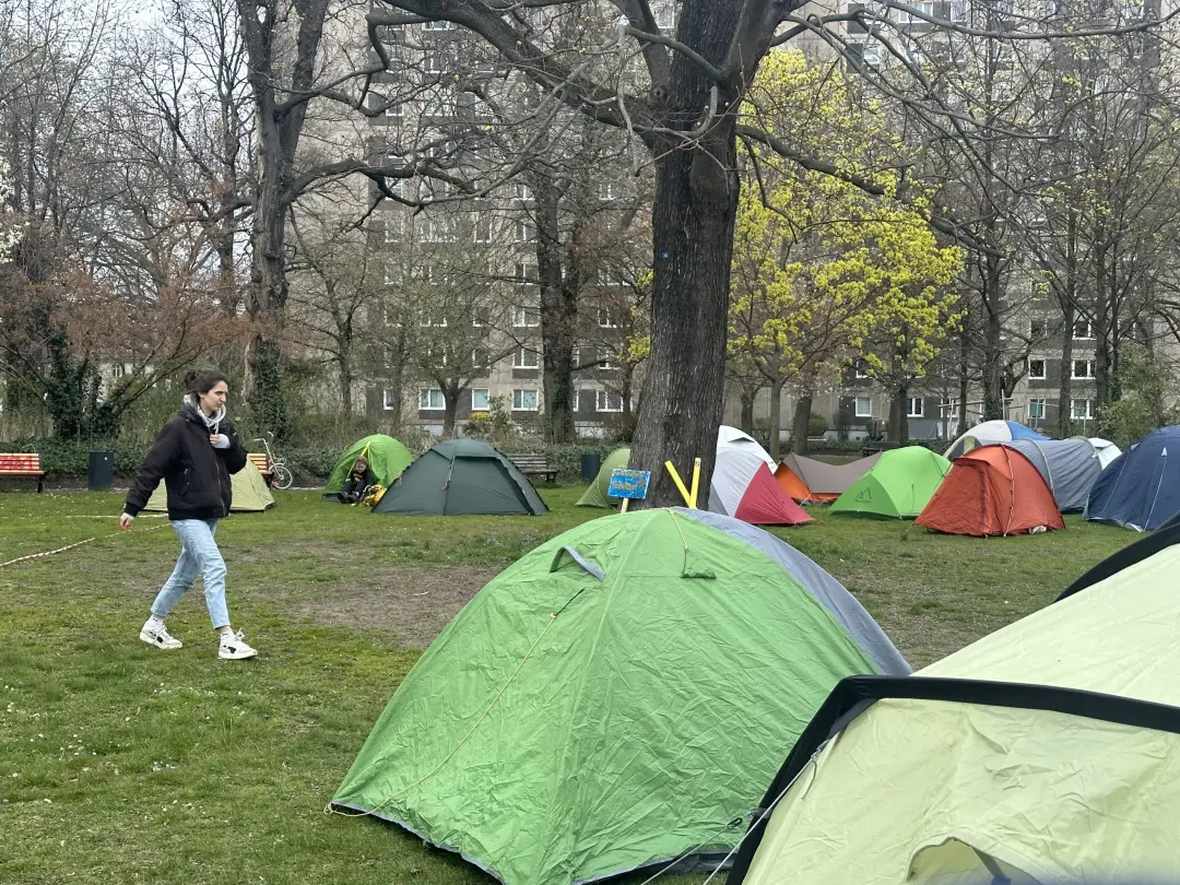 Çevreciler Berlin'in merkezinde kamp kurdu
