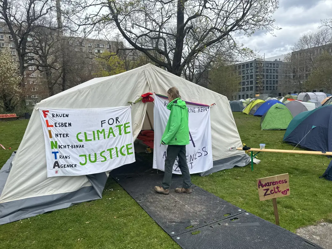 Çevreciler Berlin'in merkezinde kamp kurdu