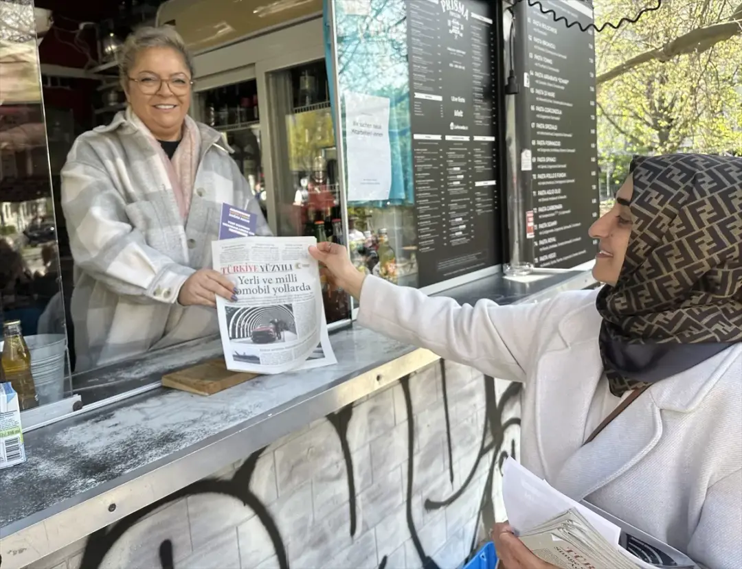Türkiye Yüzyılı gazetesi Berlin’de vatandaşlara ulaştırıldı