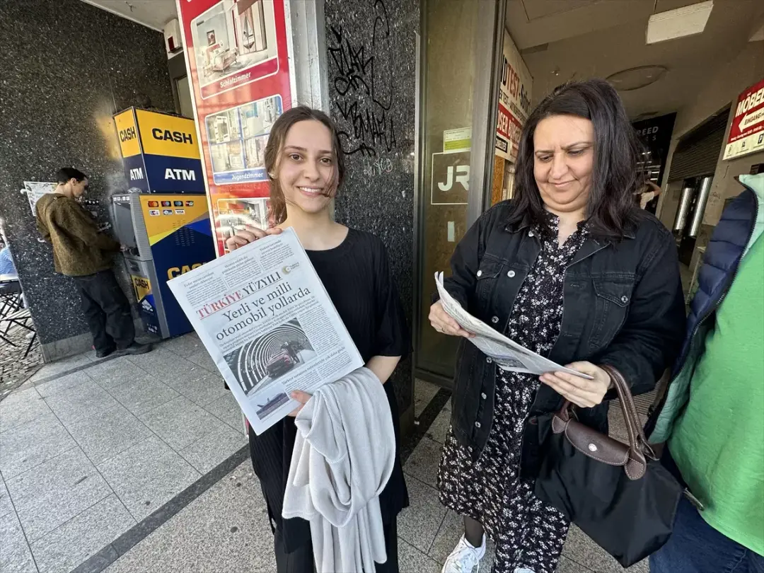Türkiye Yüzyılı gazetesi Berlin’de vatandaşlara ulaştırıldı