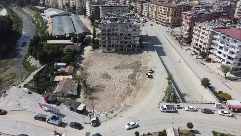 Depremzedeler Enkazdan Çıkmayan Yakınlarını Arıyor