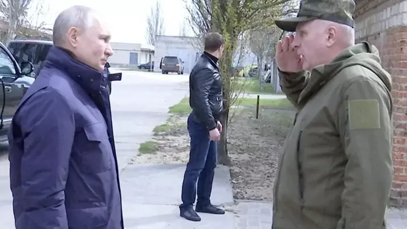 Putin Ukrayna'da İki Bölgeyi Ziyaret Etti