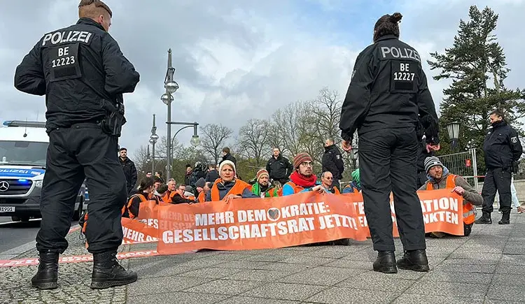Çevreciler Berlin'de trafiği durdurdu