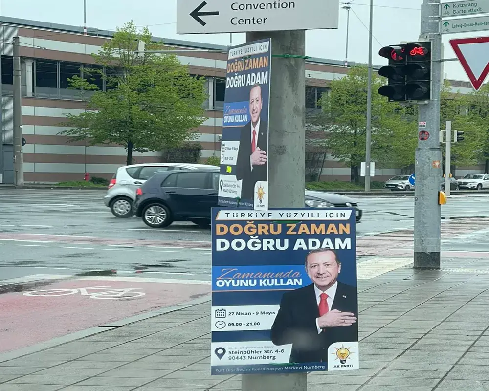 Erdoğan’ın afişlerine Almanlar ve Erdoğan karşıtlarından tepki