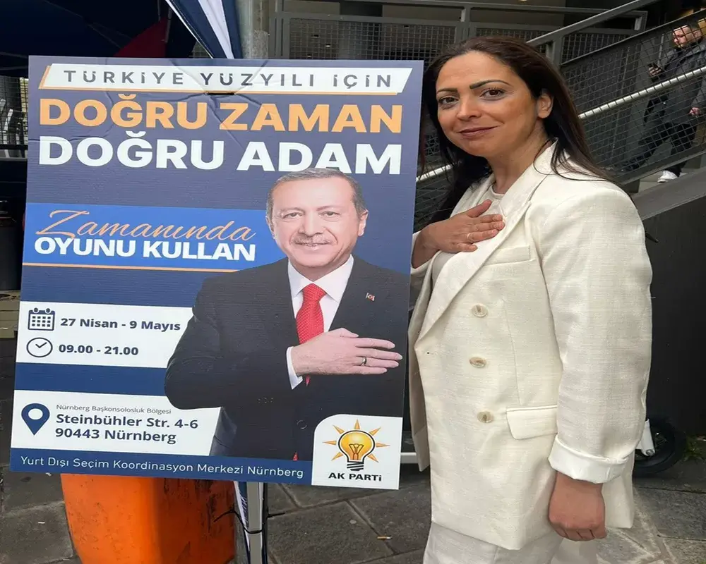 Erdoğan’ın afişlerine Almanlar ve Erdoğan karşıtlarından tepki