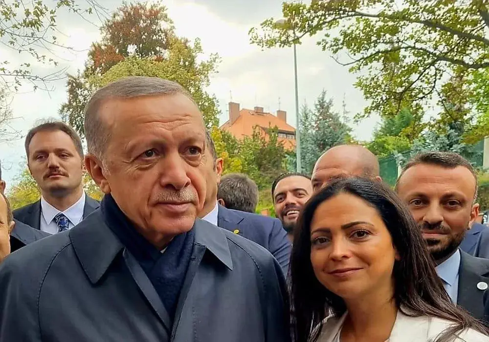Erdoğan’ın afişlerine Almanlar ve Erdoğan karşıtlarından tepki