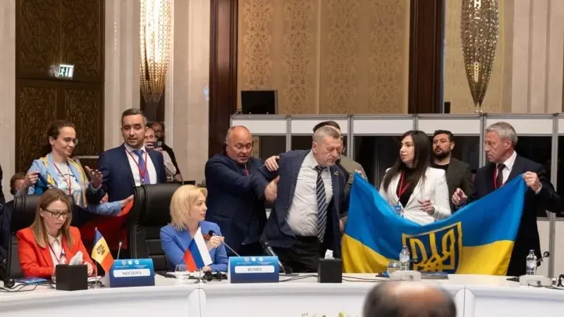 Ukraynalı Delegeden Rus Delegeye Yumruk