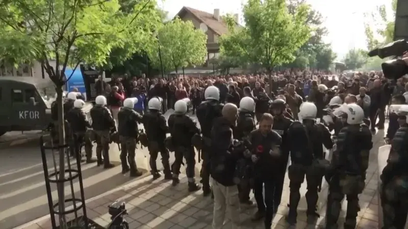 Sırbistan üç Kosova polisini gözaltına aldı