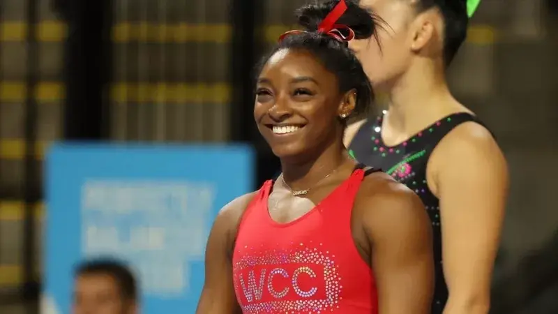 Amerikalı jimnastikçi Simone Biles sekizinci şampiyonluğunu kazanarak rekor kırdı