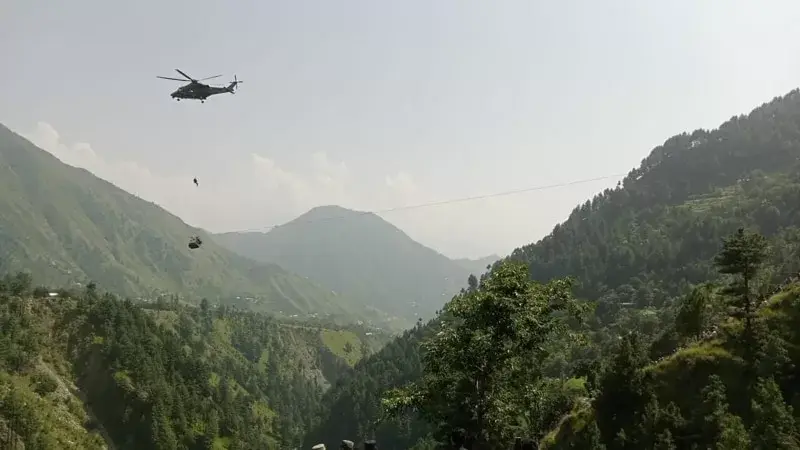 Pakistan'da teleferikte mahsur kalan çocuklardan ikisi kurtarıldı