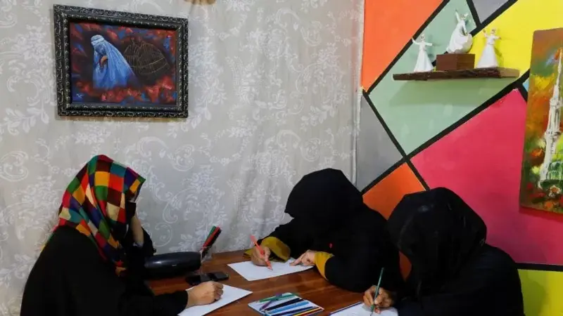 Sanat terapisi ruh sağlığı sorunlarıyla mücadele eden Afgan kadınlara iyi geliyor