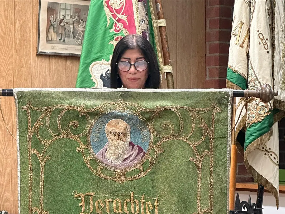 Hem baba hem de patron oldu, oğluna diploma verdi