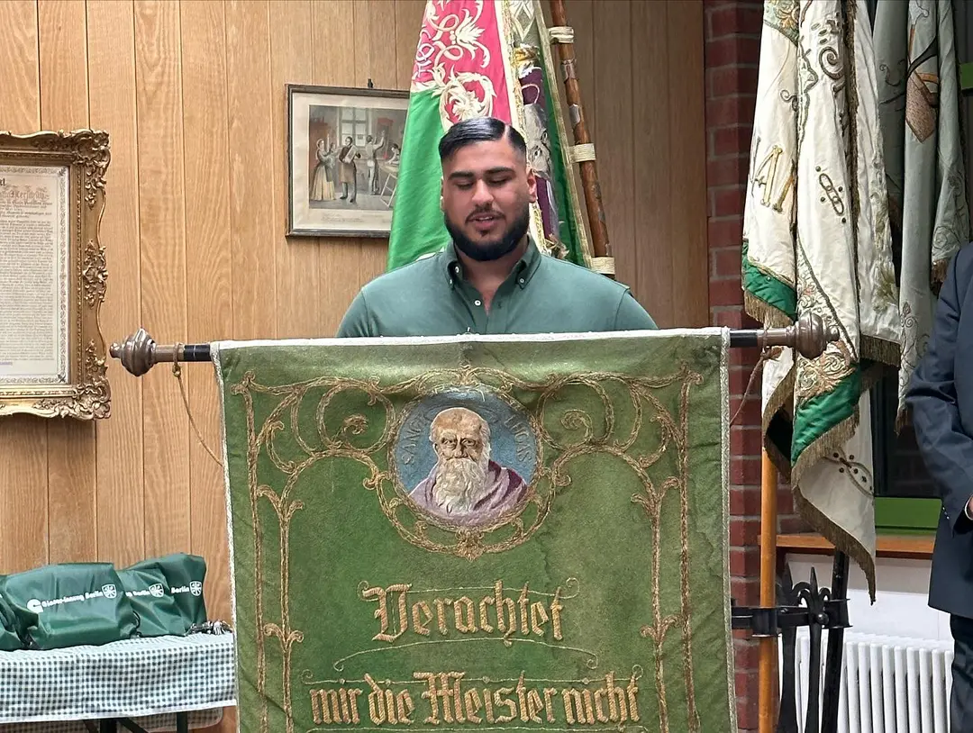 Hem baba hem de patron oldu, oğluna diploma verdi