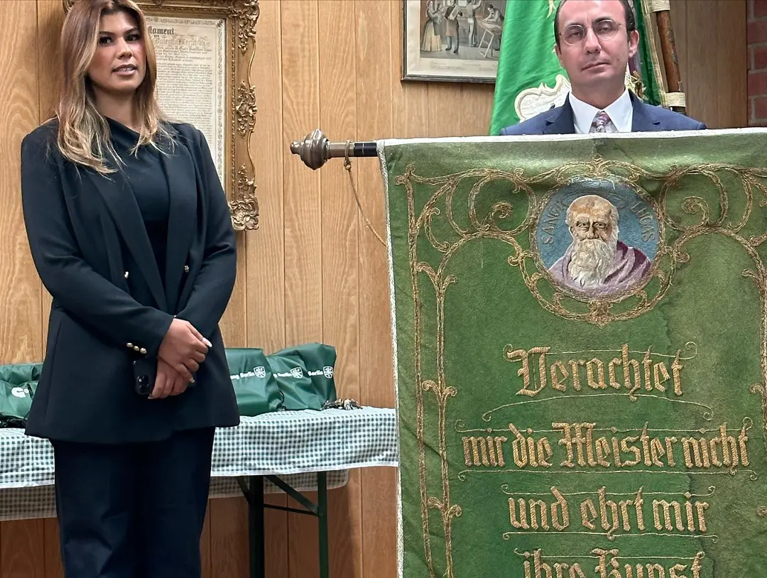 Hem baba hem de patron oldu, oğluna diploma verdi
